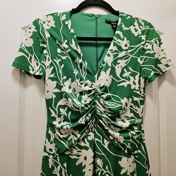 Maggie London Green Floral Ruched V-Neck Fit & Flare Dress Size 2 Short Sleeve - Picture 3 of 7